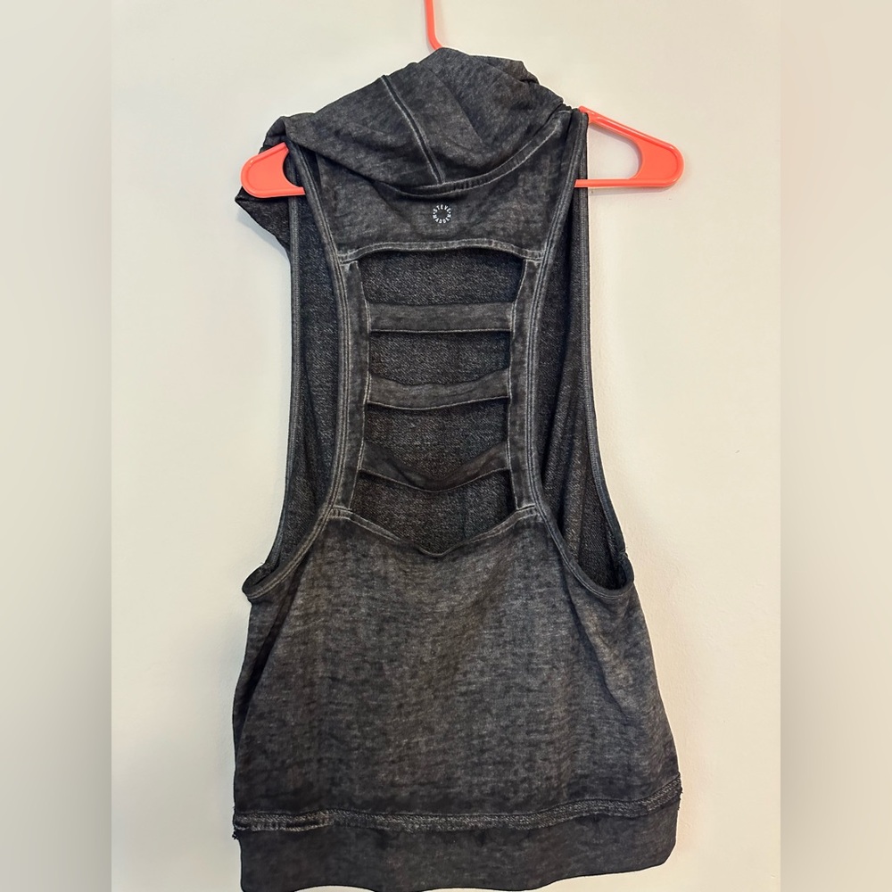 Steve Madden workout cover tank hoodie. Womens size L. Vintage black color.